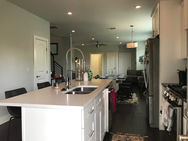 Building Photo - BEAUTIFUL, OPEN TOWNHOUSE CLOSE TO DOWNTOWN