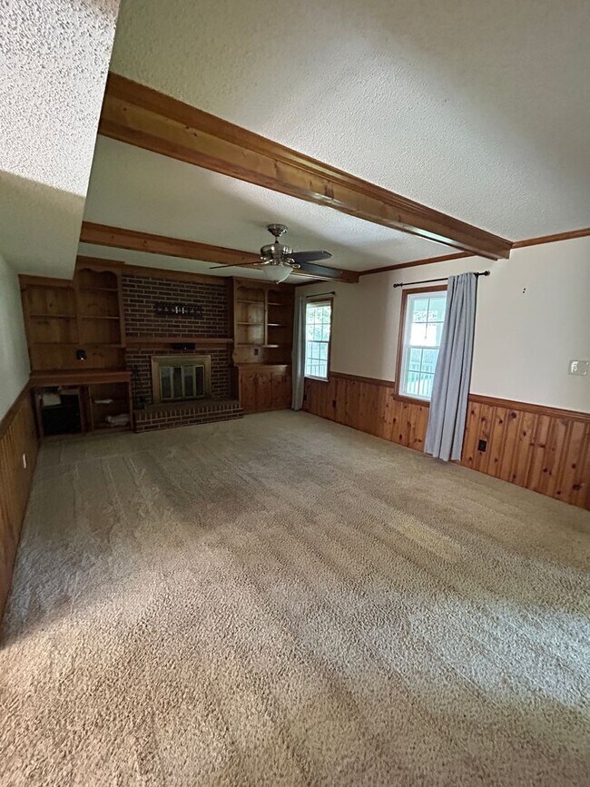Building Photo - 4BD/2.5BA in Albemarle Acres Neighborhood ...