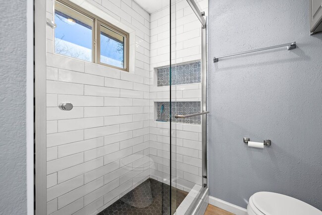 Building Photo - 4910 Pelham Dr