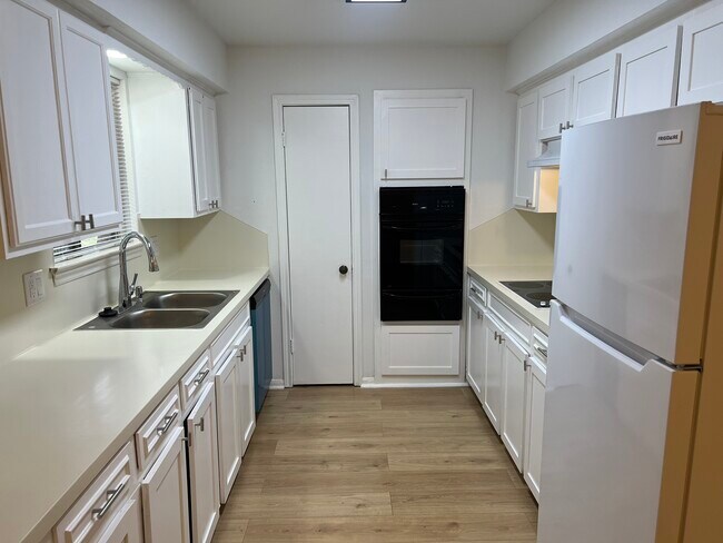 Building Photo - 3314 Kentwood Dr