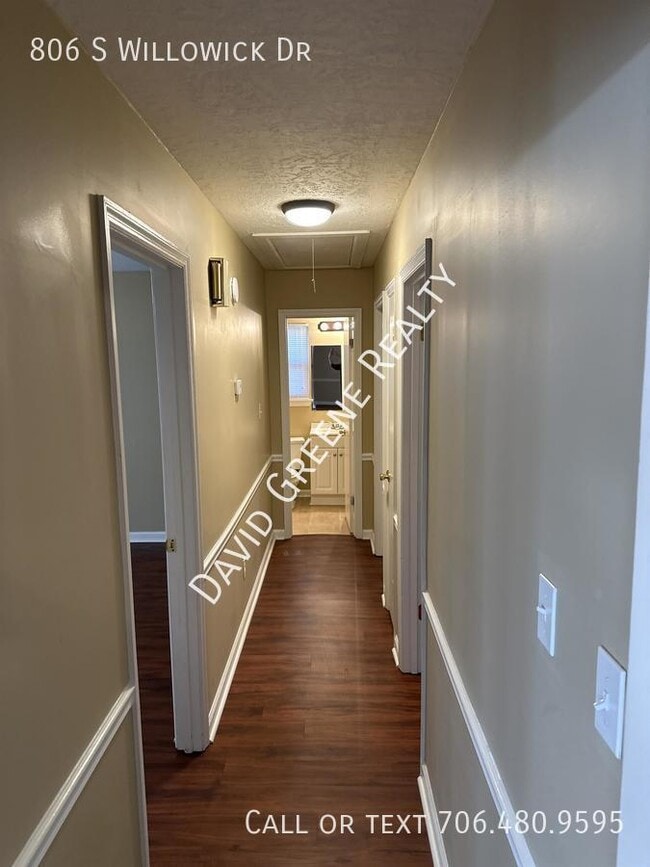 Building Photo - 806 S Willowick Dr