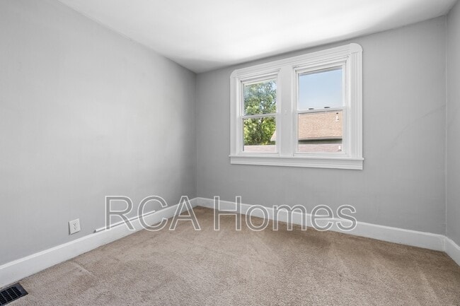 Building Photo - 1229 Pleasant St