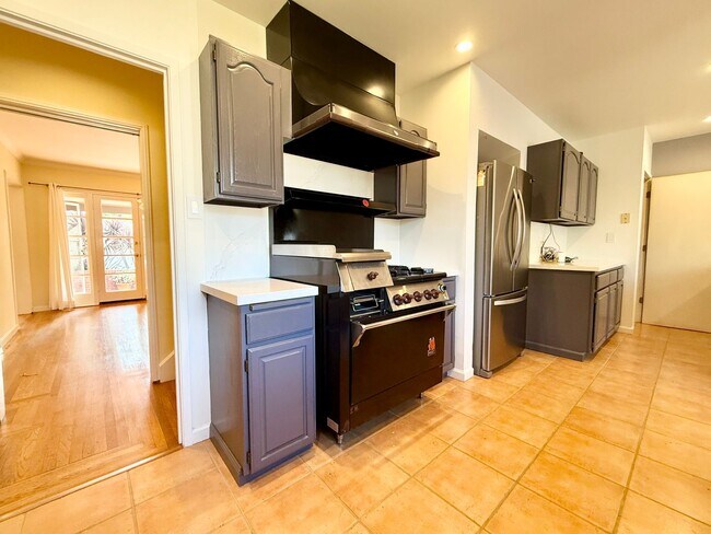 Building Photo - Beautifully Renovated Single-Family Home i...