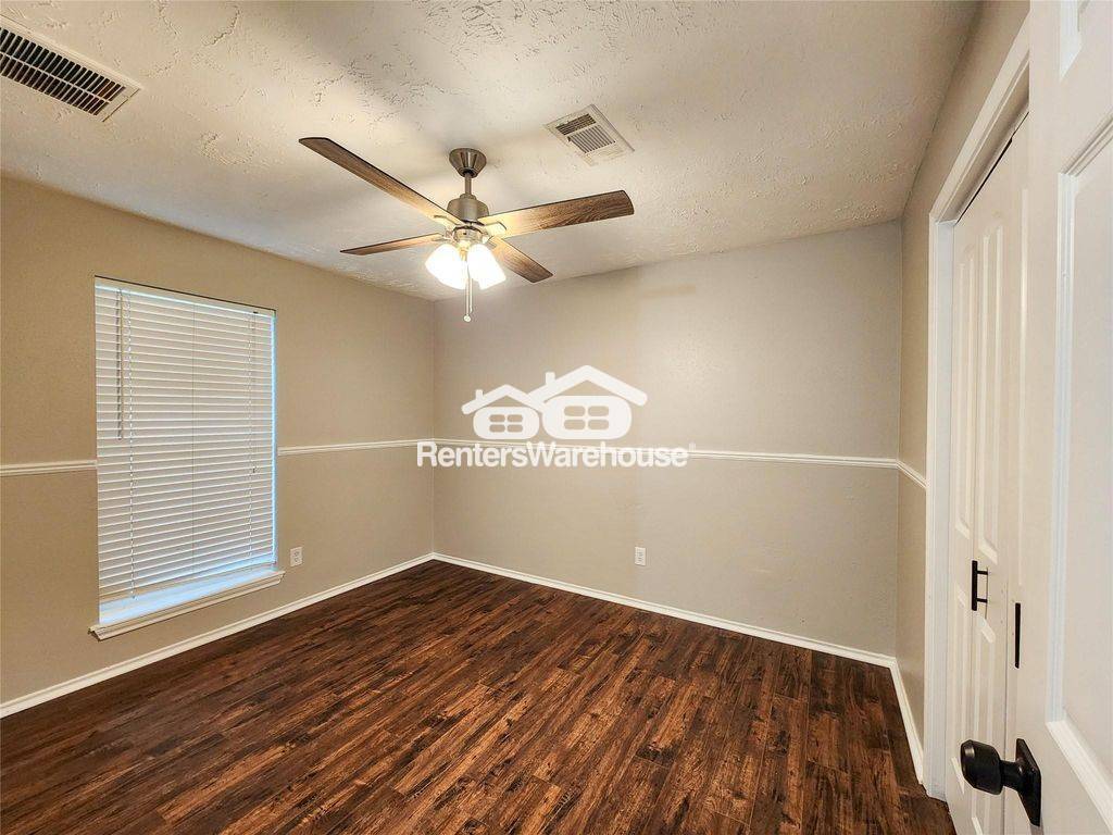 Building Photo - 2118 Creston Dr