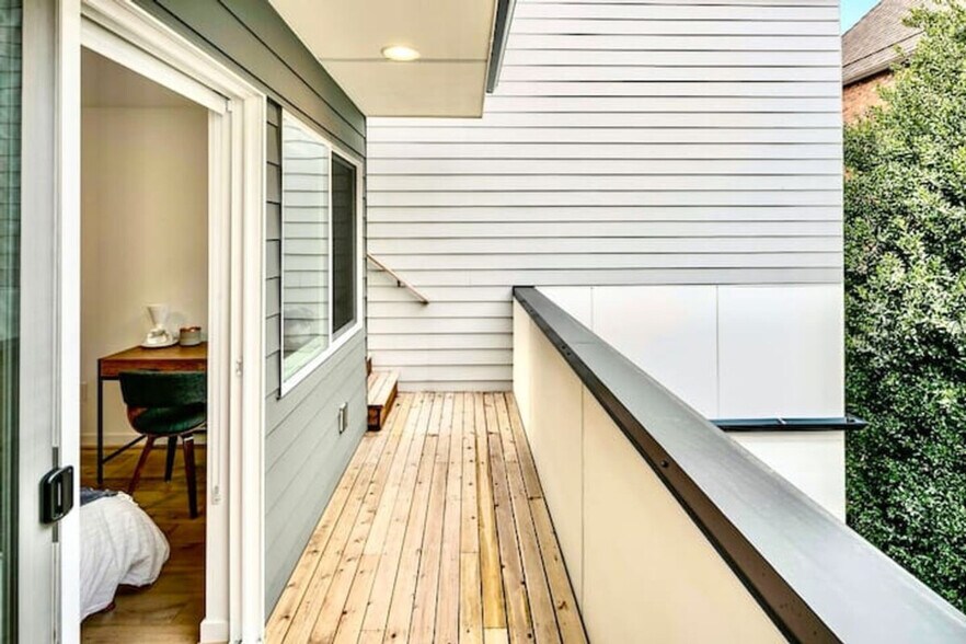 Building Photo - 632 10th Ave E