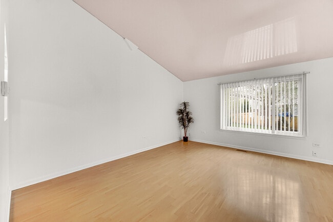 Building Photo - 533 Lyon Dr