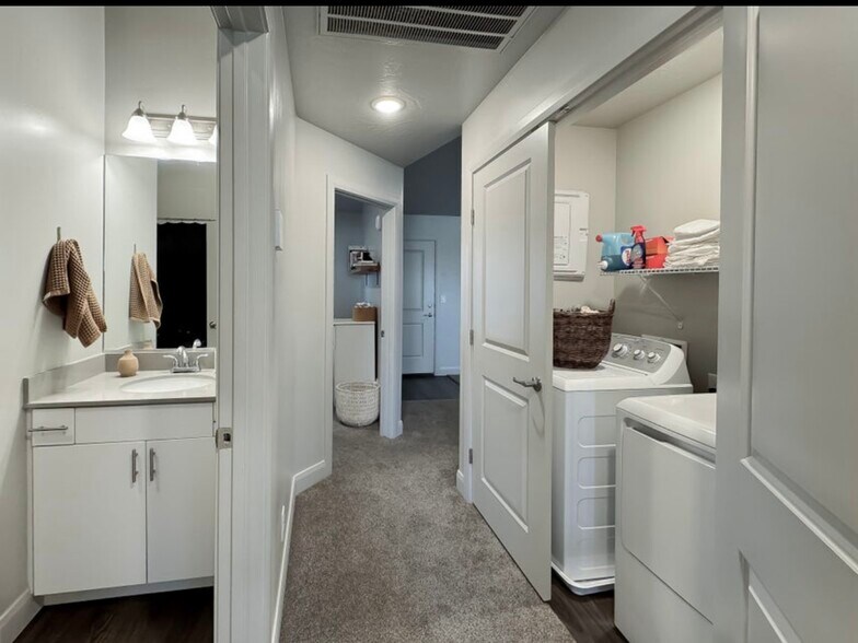 Building Photo - 128 N Lone Rock Dr