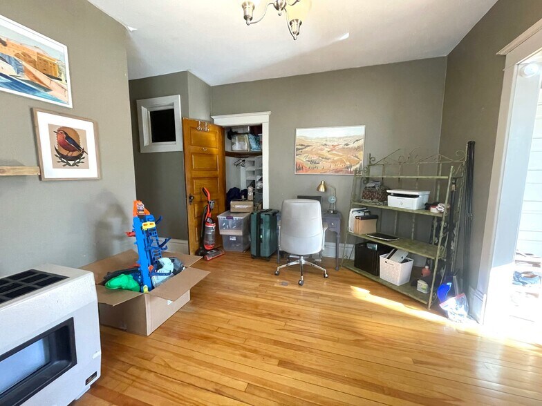 Building Photo - 603 NE Main St