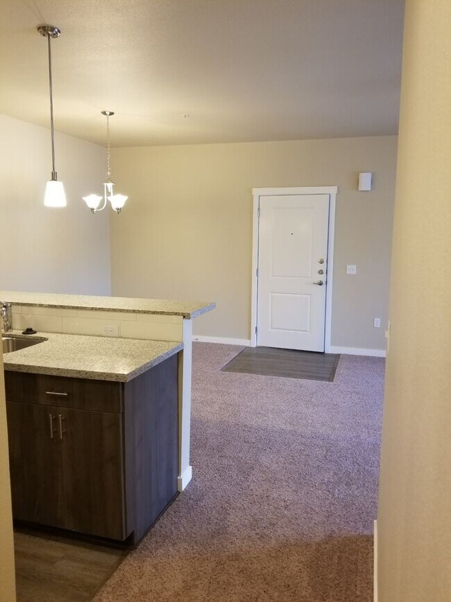 Building Photo - Beautiful 2 bedroom, super cute floorplan, laundry room with full size washer and dryer!