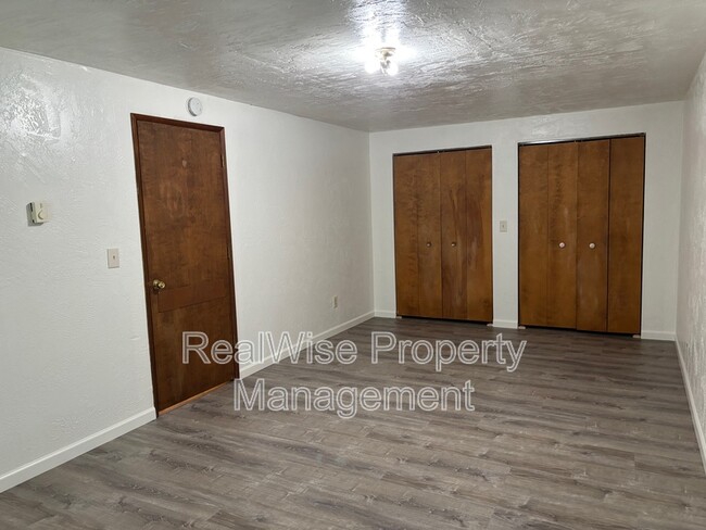 Building Photo - 112 Sunset St