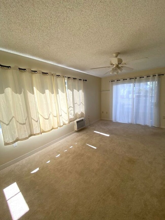 Building Photo - 2 Bedroom/ 2 Bath/ 2 pkg at Crescent Lane