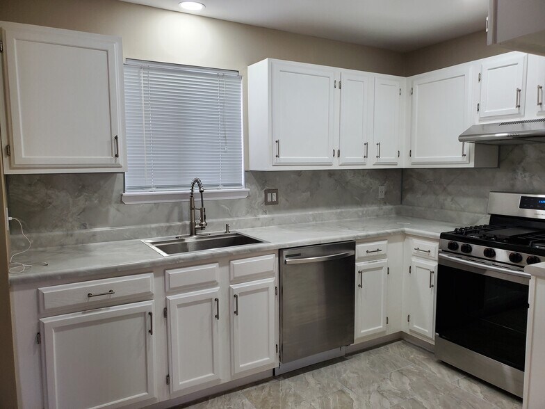 Building Photo - 100 Sandpiper Ln