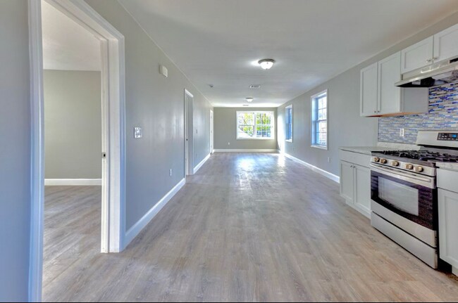 Building Photo - 127 Pumgansett St