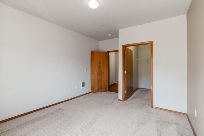 Building Photo - Immaculate 2-bdrm/2-bath, 2nd-floor, corner-unit condo in Bethany Village.  In-unit laundry, deed...