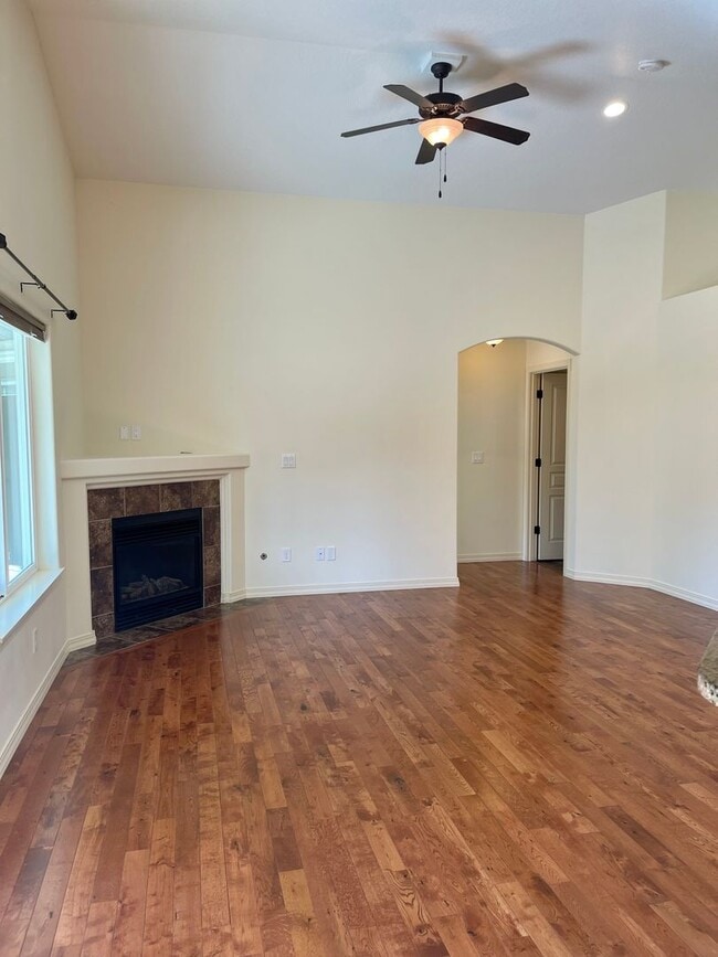 Building Photo - 424 Lakerose Loop