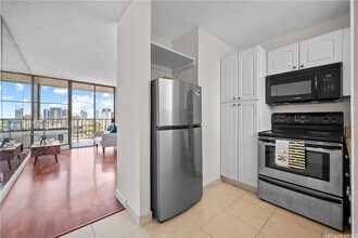 Building Photo - Spacious Studio in Makiki Plaza Available now!