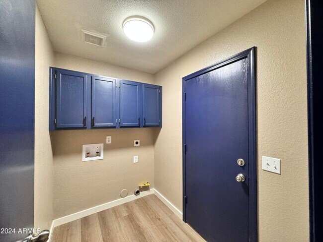 Building Photo - 10453 N 76th Dr