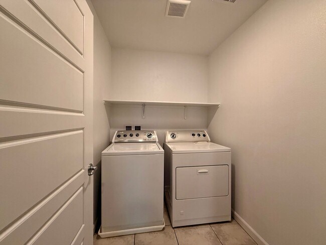 Building Photo - 3 BED 2.5 BATH 2 CAR GARAGE TOWNHOUSE w/ LOFT in CADENCE FOR RENT!