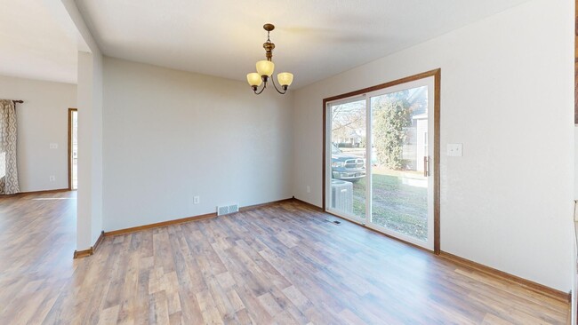 Building Photo - AVAILABLE DECEMBER 16th! Large 4 Bedroom H...