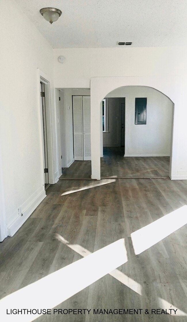 Building Photo - 3 Bed/1 Bath Craftsman Style Home!