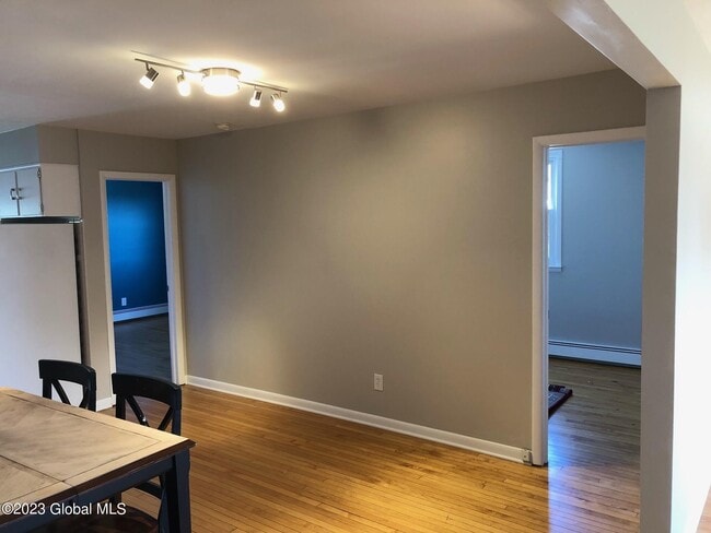 Building Photo - 121 Maple Ave