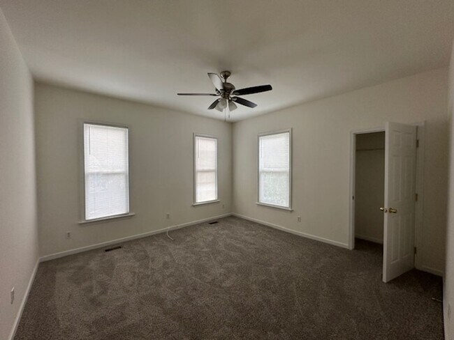 Building Photo - Beautiful Apartment with a large yard