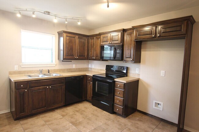 Building Photo - AVAILABLE- 2 Bedroom Duplex for Rent in Li...