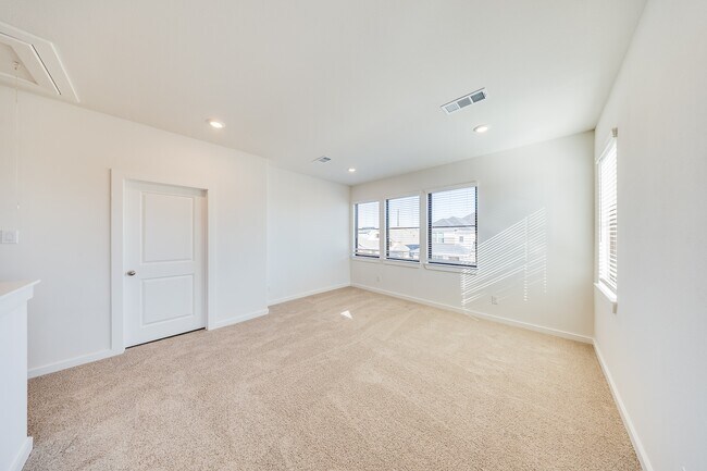 Building Photo - 3235 Home Ct