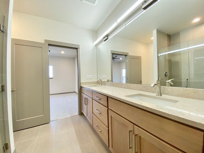 Building Photo - Brand New Luxury Home in Gated Community - Furnished Option Available