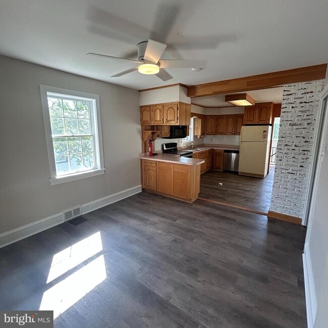Building Photo - 379 Dehaven St