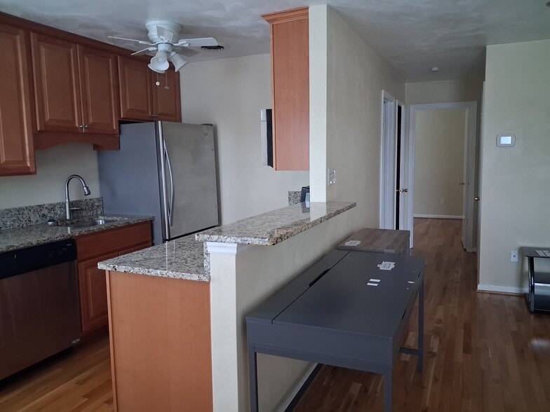 Building Photo - 401 Erle Cres