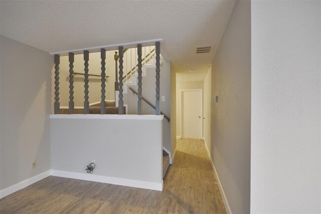 Building Photo - 1326 Town Cir