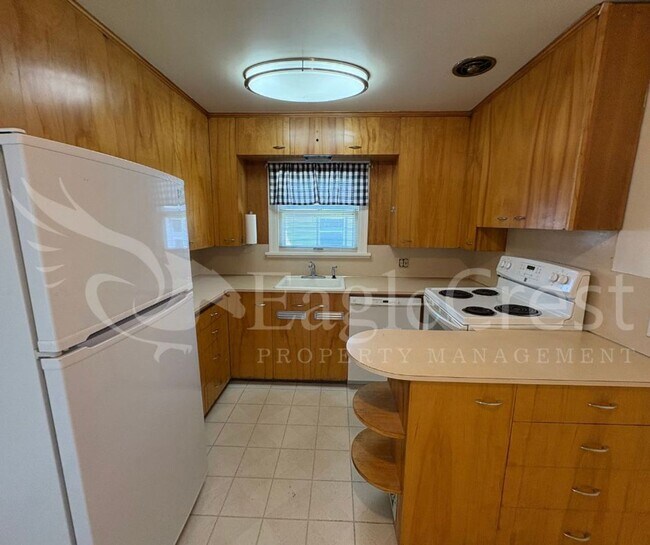 Building Photo - Three Bedroom, Two Bathroom House with Fenced Yard and Outdoor Fireplace