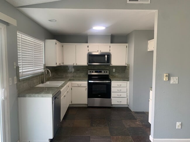 Building Photo - Just reduced to $2595 for immediate move in!