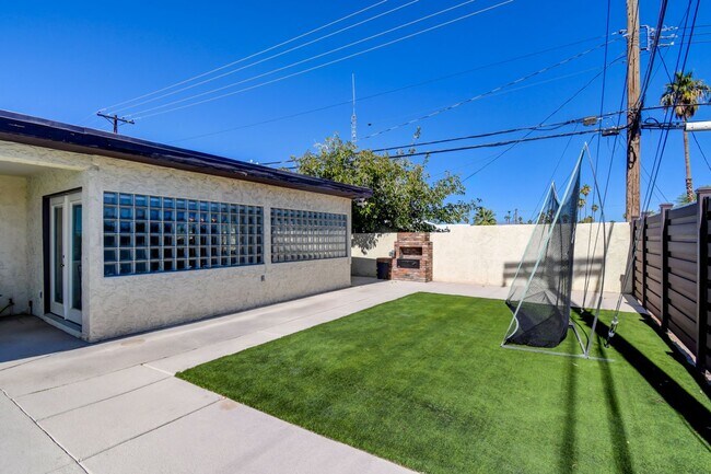 Building Photo - Paradise Palms – No neighbors behind you –...