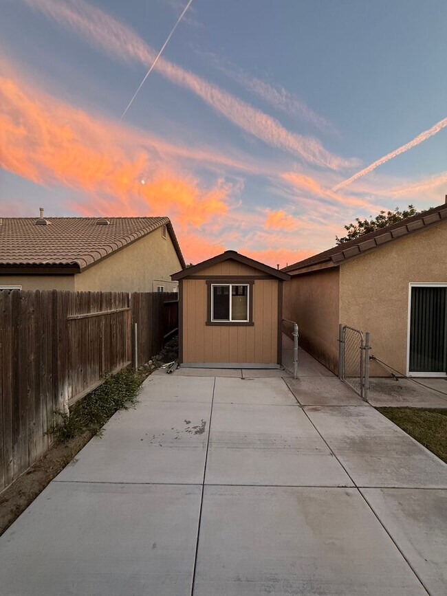 Building Photo - Beautifully Maintained 3-Bedroom Plus Offi...