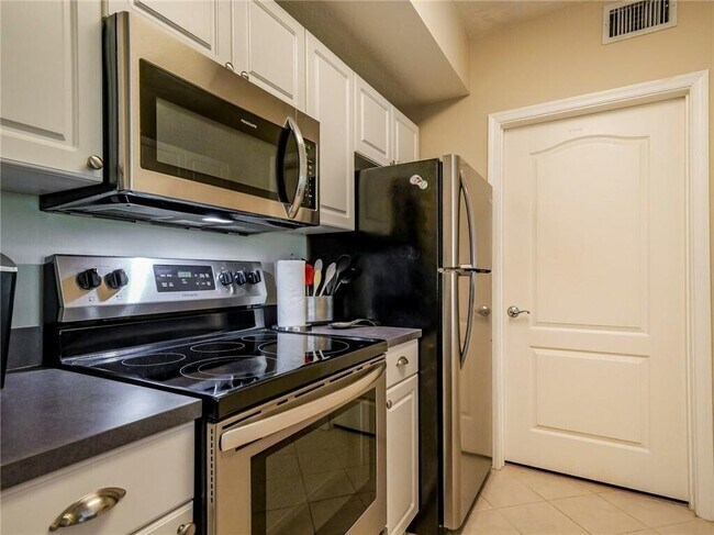 Building Photo - 5095 Fairways Cir