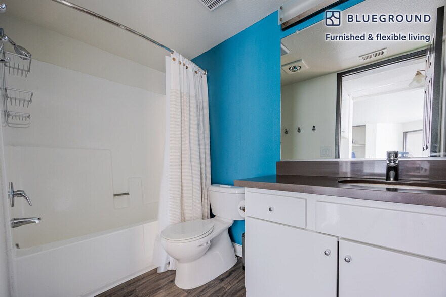 Building Photo - 10983 Bluffside Dr