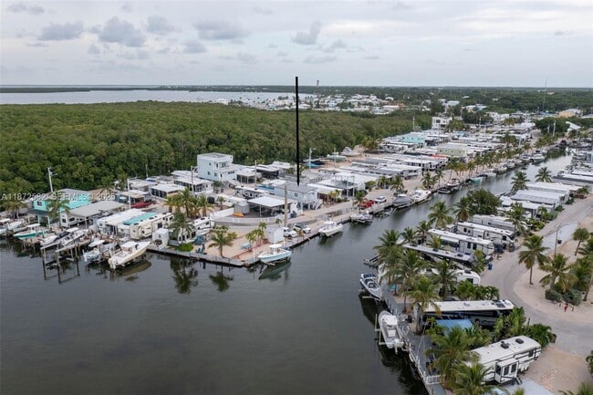 Building Photo - 325 Calusa St