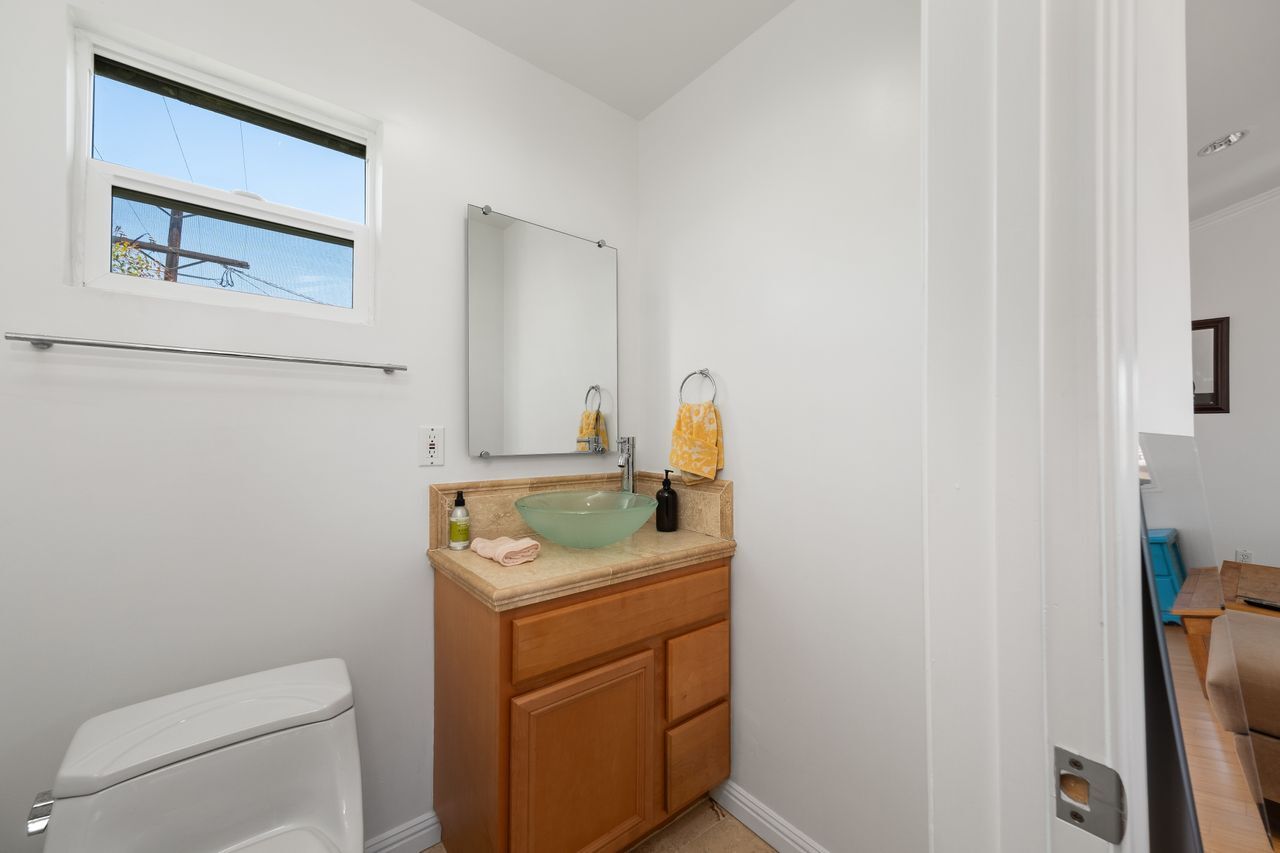 Building Photo - 1659 Ellsmere Ave