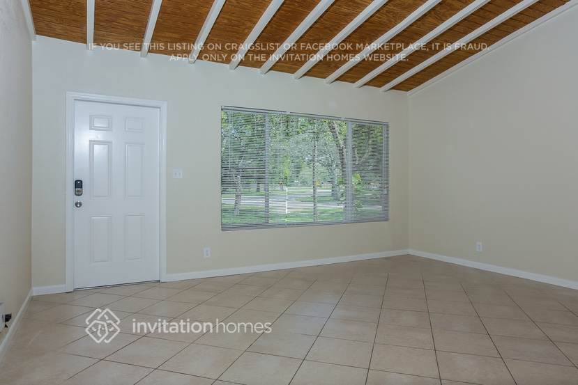 Building Photo - 883 W Country Club Cir