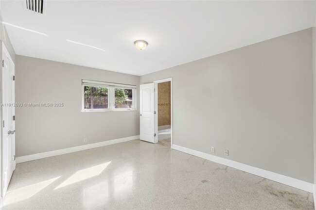 Building Photo - 633 Solar Isle Dr