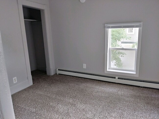 Building Photo - 4 Bedrooms/2 Bath Home