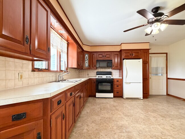 Building Photo - 213 Hahnstown Rd