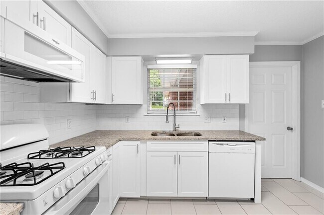 Building Photo - 408 Lakeview Dr W
