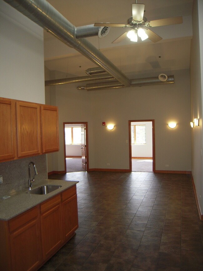 Building Photo - 16649 Oak Park Ave