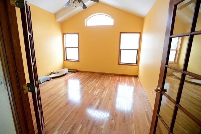 Building Photo - Sunny and Bright 5 bed, 4 bath Home with L...