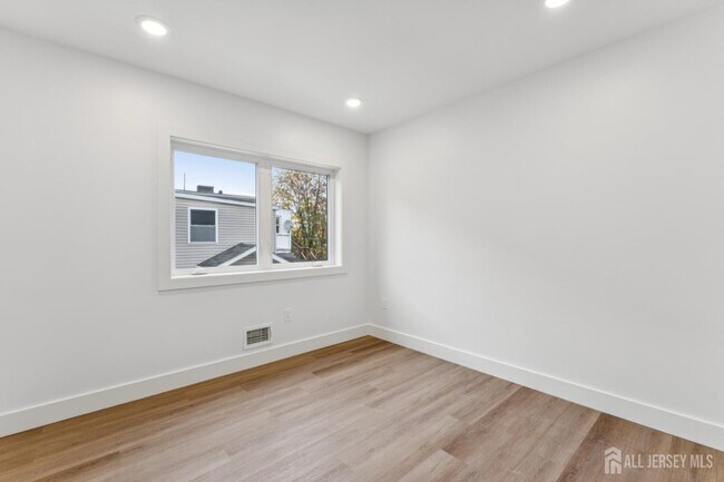 Building Photo - 84 Hollywood Ave