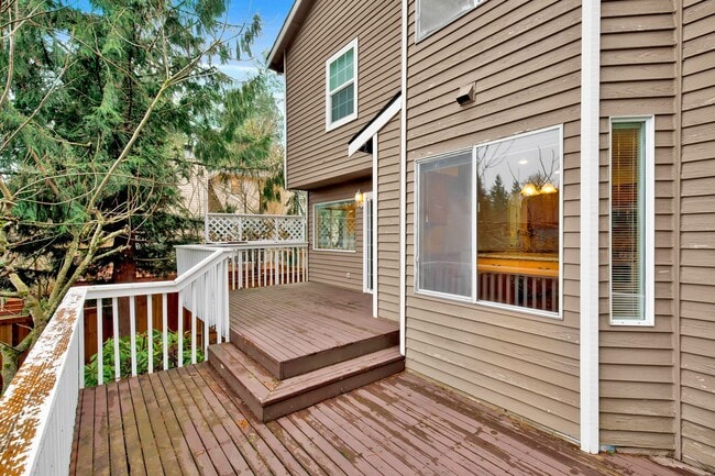 Building Photo - Light Filled 4 Bedroom 2.5 Bath Home in Sammamish