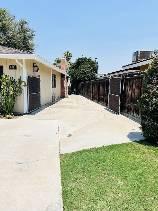 Building Photo - 6212 Friant Dr